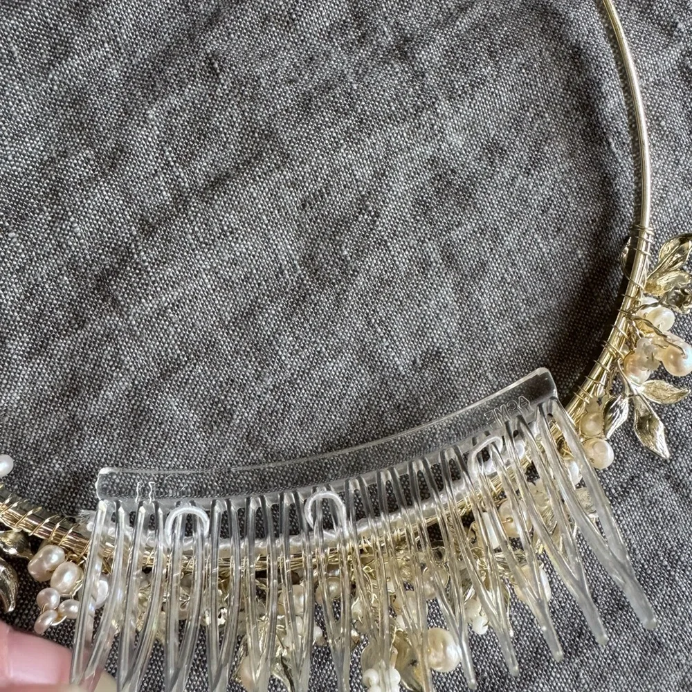 Elegant Gold and Cream Floral Tiara - Picture 4 of 6